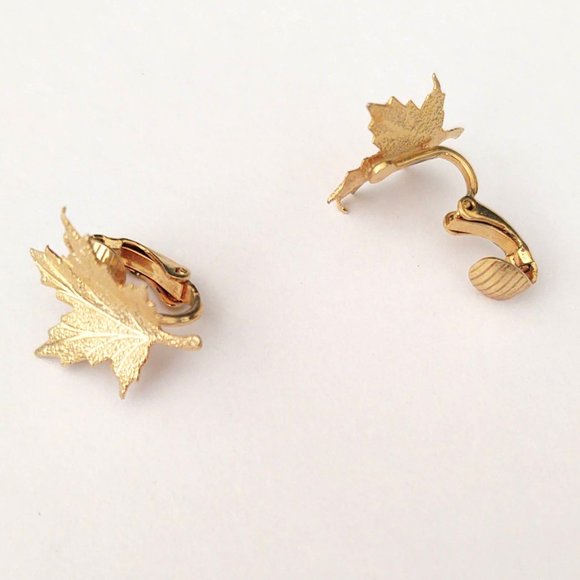 Clip on gold textured leaf earrings - Picture 6 of 6
